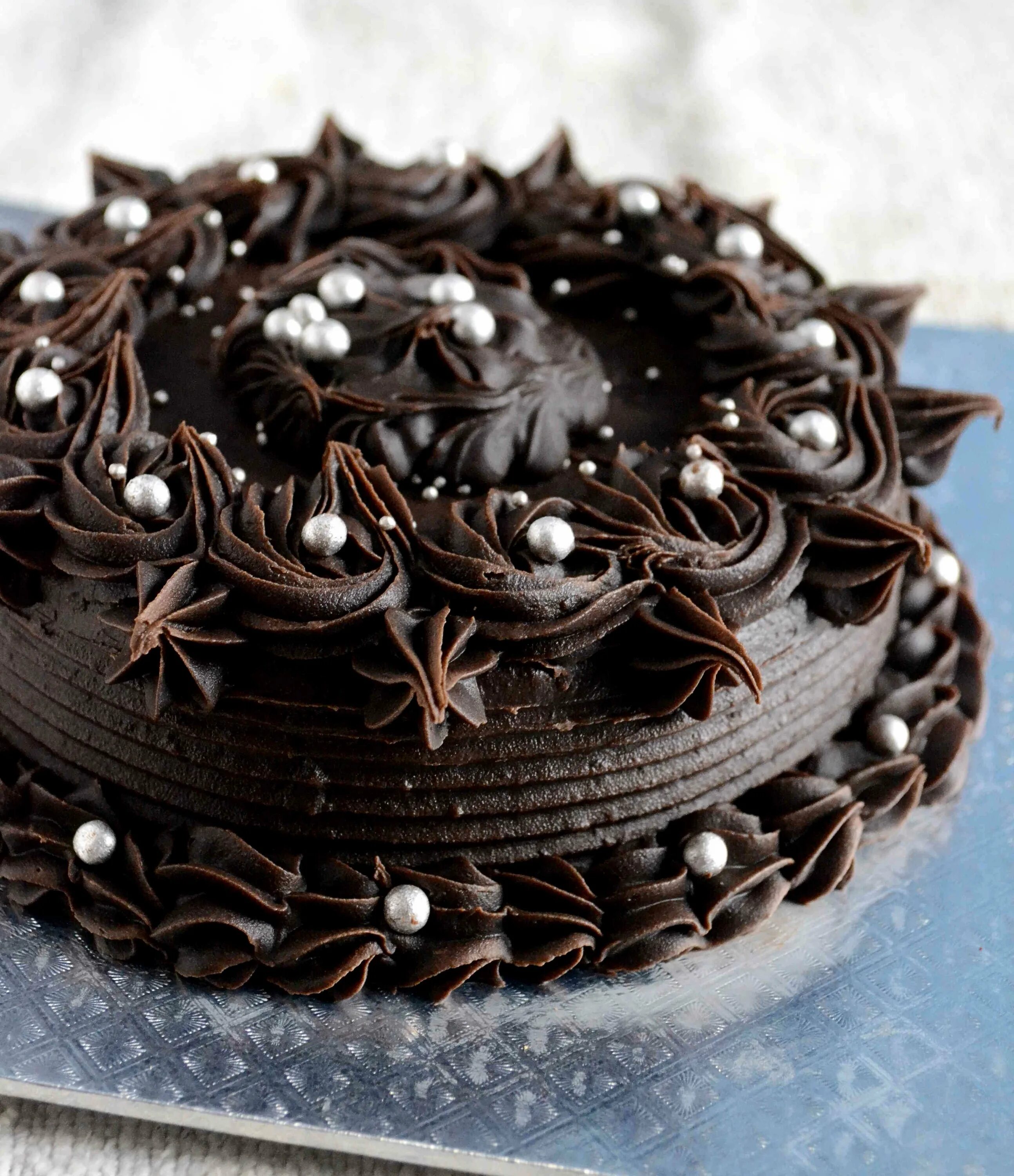 декор торта бусинами. стильный черный торт. декор торта посыпкой. красивый черный торт. украшение торта ежевикой и голубикой.