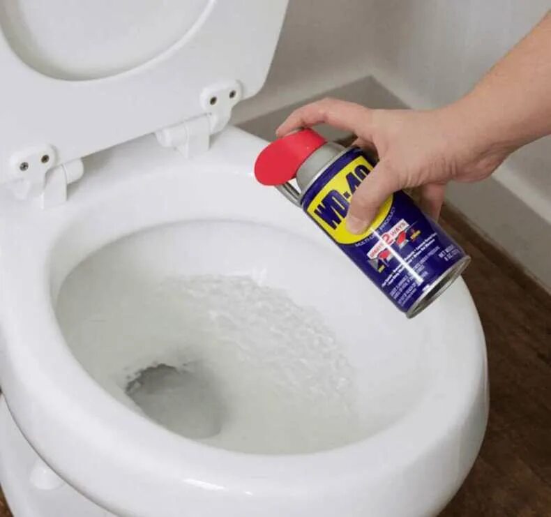 Убрать ржавчину с унитаза быстро. Вд 40 от известкового налета. wd-40 в унитаз. wd 40 чистка унитаза. средство для очистки налёта в унитазе.