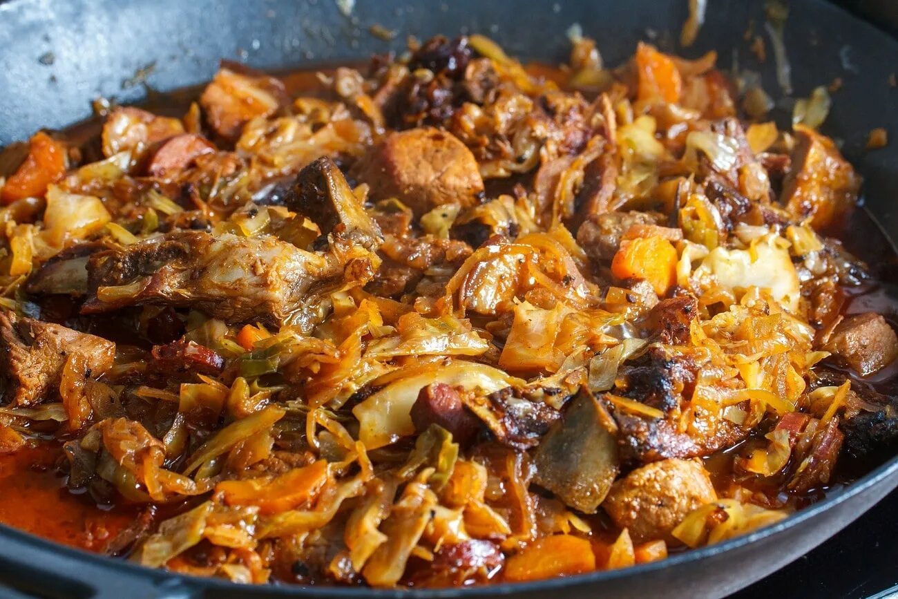 Тушим капусту с мясом в казане