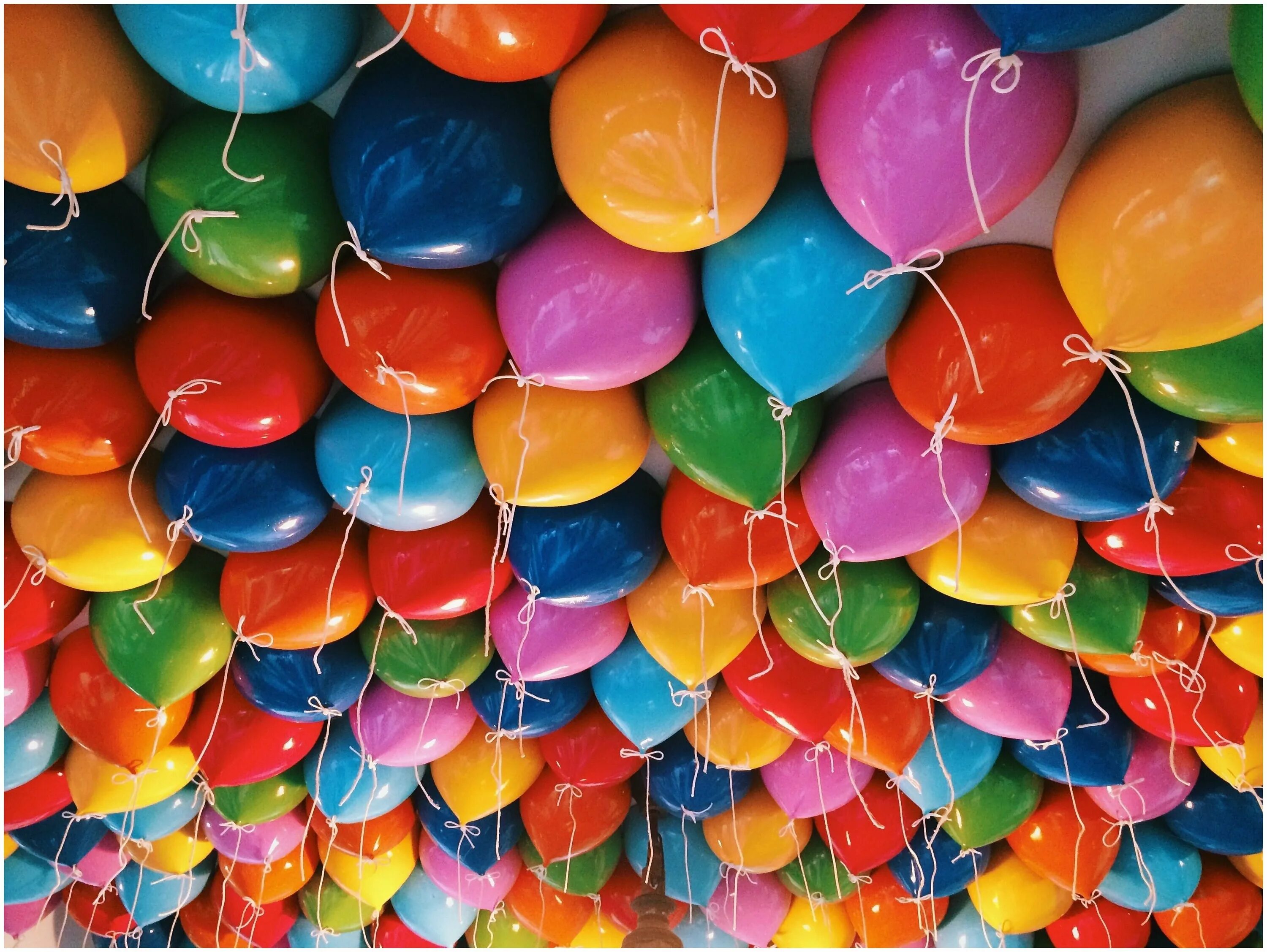 3000 шаров. Воздушный шарик. Разноцветные шарики воздушные. Яркие воздушные шары. Шарики цветные воздушные.