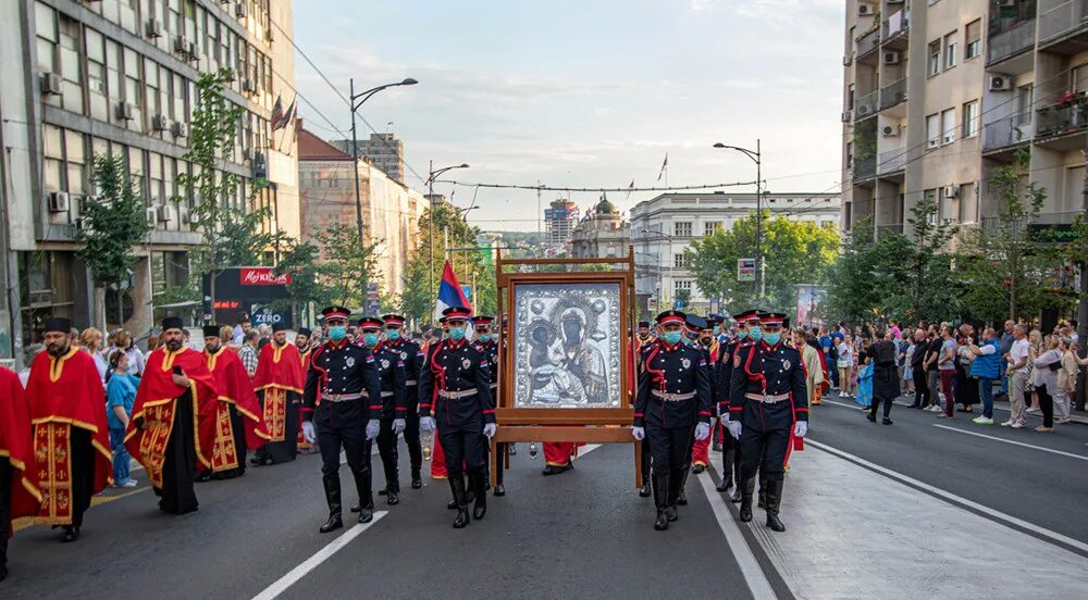 Пасха в 1999 году число. Крестный ход в Белграде. Крестный ход Белград Сербия. Пасха в Белграде. Белград крестный ход за семьи.