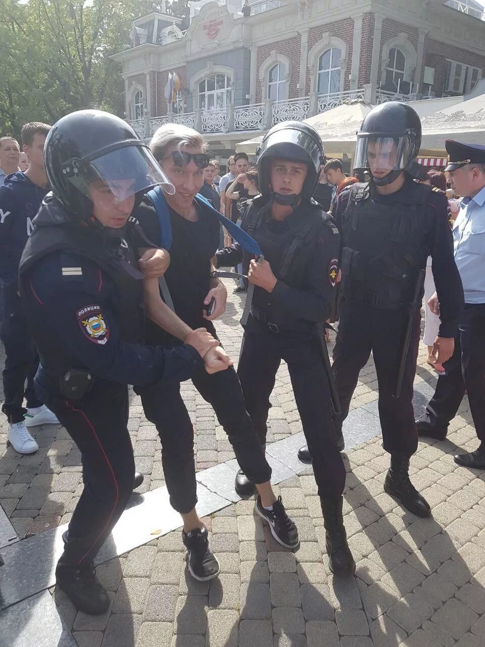 Протестная активность Краснодар фото. Люстрация и ядерный потанцевал.