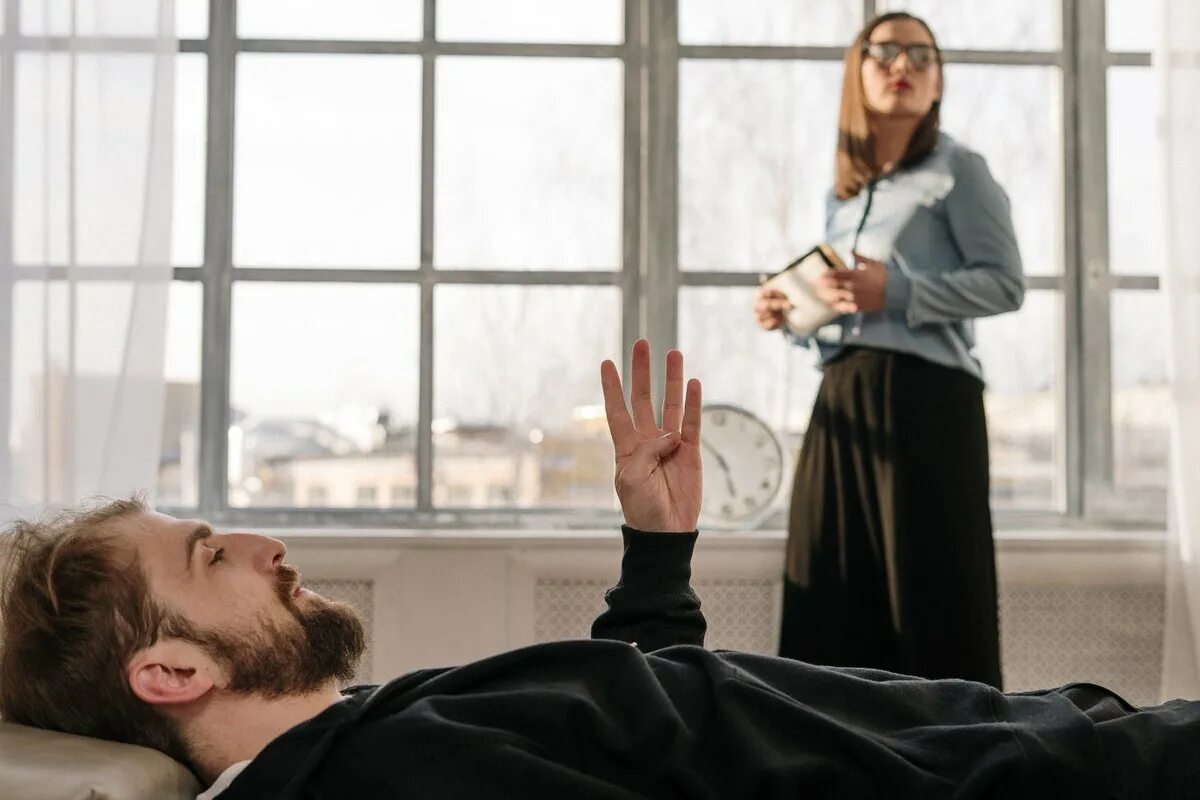 Психотерапия стресса. Гипнотерапия психотерапия. профессиональный психолог. гипнотерапия при стрессе. гипнотерапия фото.