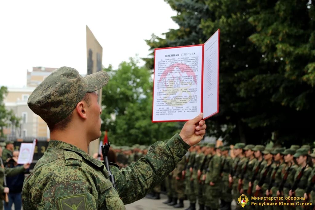 Читает армейская. Военная присяга. Чтение присяги. Приведение к военной присяге. Приведение к присяге военнослужащего.