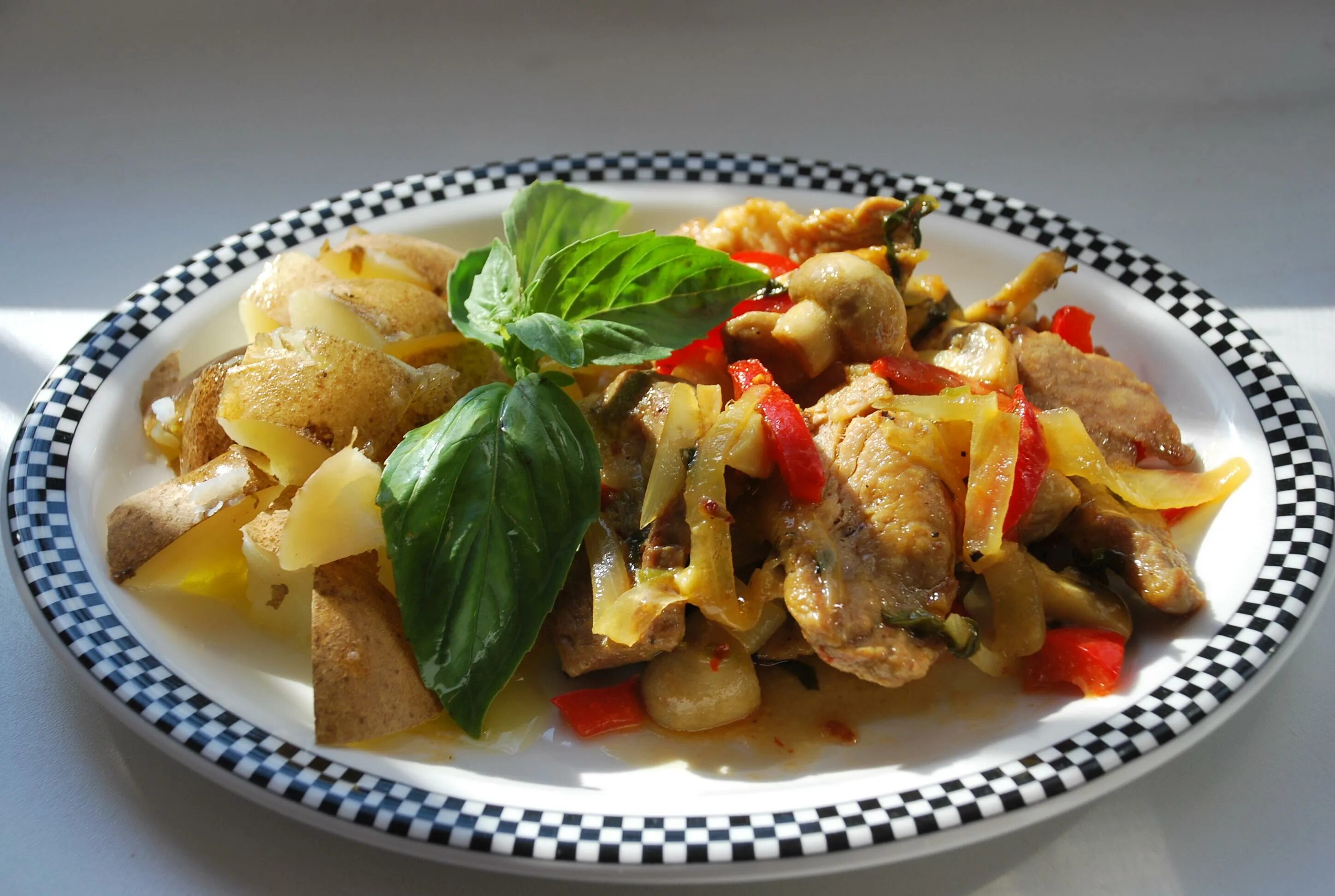 Вторые блюда с овощами. Свинина тушеная с овощами. мясо по мексикански. мясо по тайски. ребрышки тушеные с овощами.