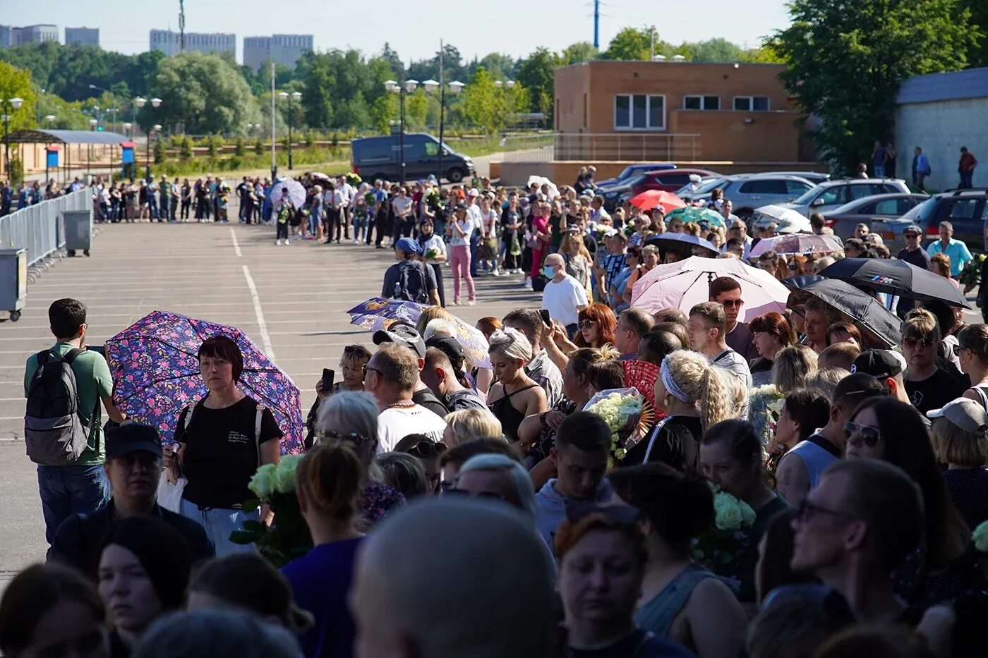 Новости дня с юрием. Народ на похоронах Шатунова. Люди в очереди. Очередь на мероприятие. Похороны Шатунова очередь.