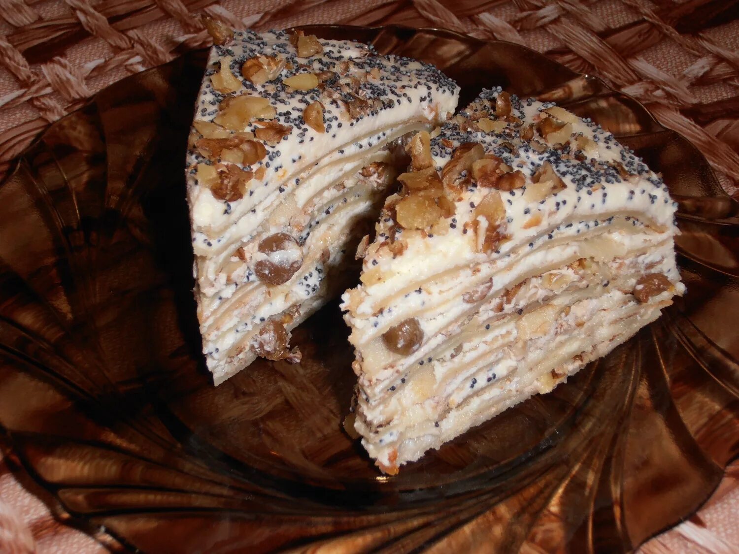 торт трехслойный с маком. торт с маком изюмом и орехами. торт с маком и орехами. торт с изюмом маком и грецким орехом. торт 3 слойный изюм орехи мак.