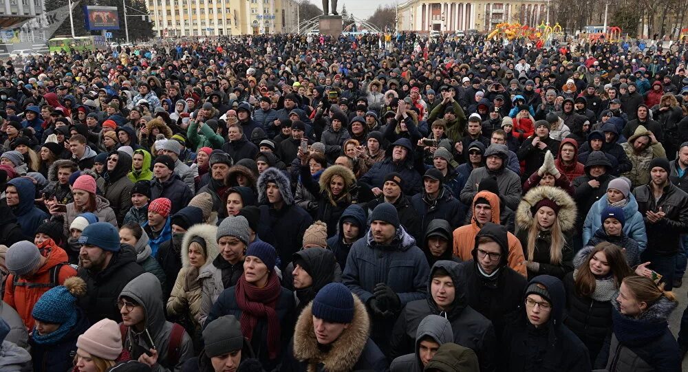 Толпа участников митинга. Толпа людей митинг. Народ на митинге. Толпа на площади. Сборище людей.