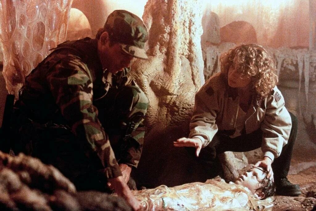 кукловоды 1994, фантастика. политические марионетки. театр марионеток. марионетка человек. кукловоды фильм 1994 паразиты.