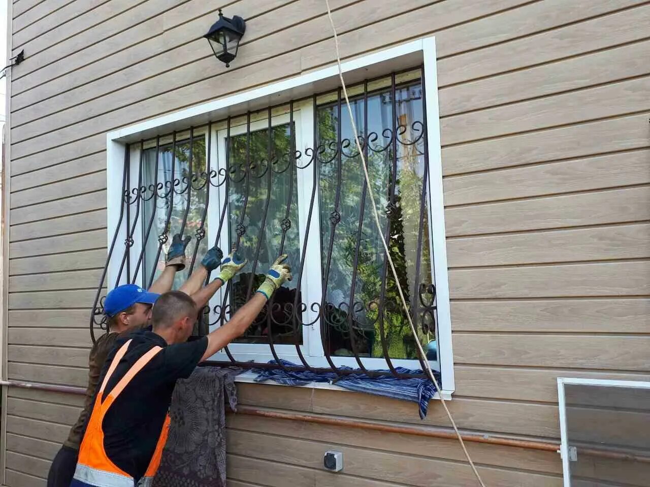 Покраска решеток. Покраска решеток на окнах. решетка крашенная. решетки на окна если дом обшит сайдингом. покраска решеток на окнах губкой.