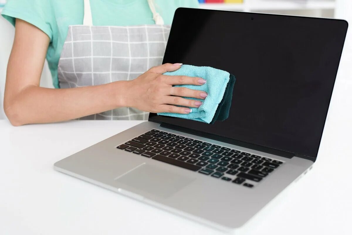 Чем можно протирать ноутбук. Открывает ноутбук. Ноутбук выключенный. Помыла ноутбук. Clean Notebook Screen.
