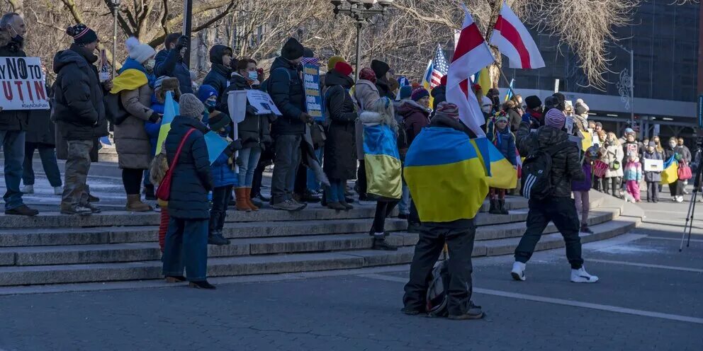 Против западной украины. Протесты в Украине. Жители Западной Украины. Украинские флаги на митинге в Москве. Протесты в Германии.