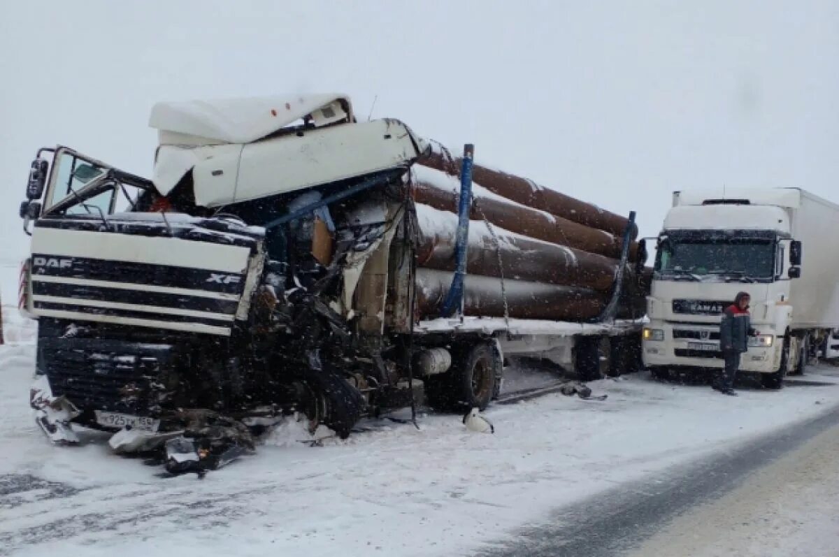 Фура с трубами. Дтп саратовская область. Дтп на саратовской трассе. Дтп саратовская область. Дтп на саратовской трассе.