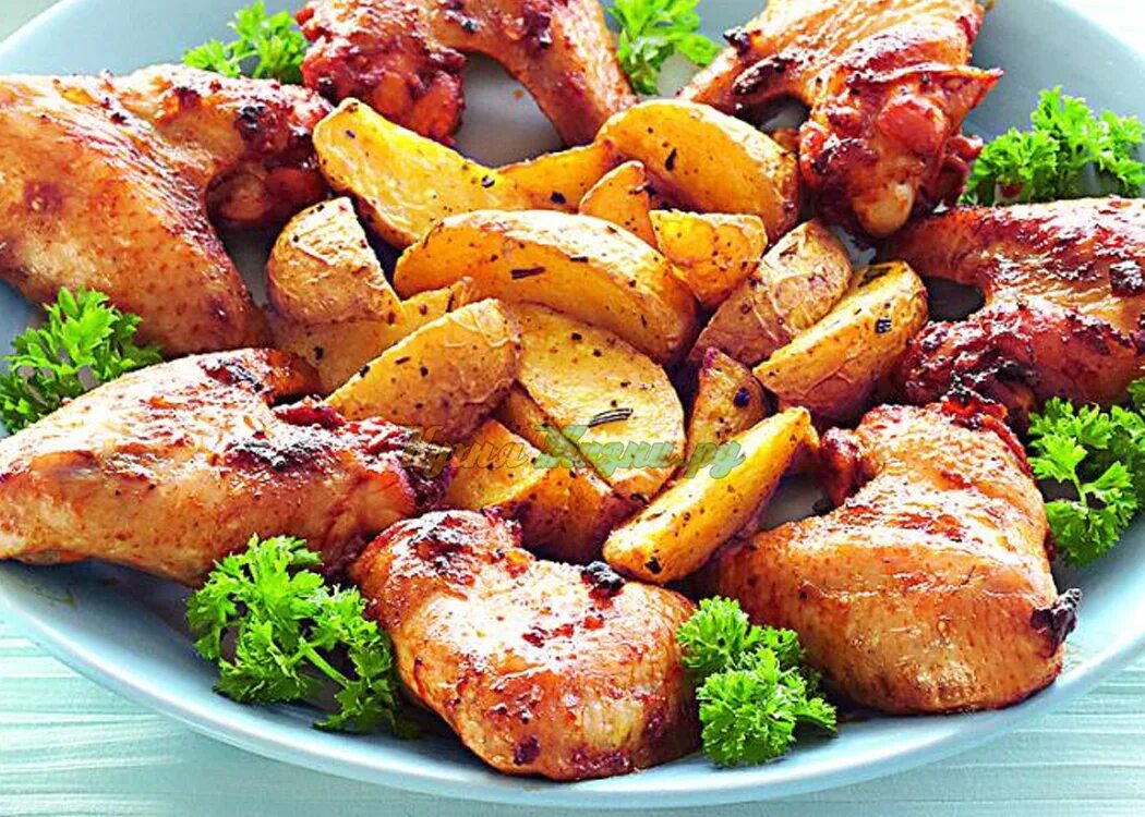 Куриные крылышки с овощами. Крылышки с картошкой. куриные крылышки с картофелем. крылышки в духовке с хрустящей корочкой с картошкой. куриные крылья с картошкой.