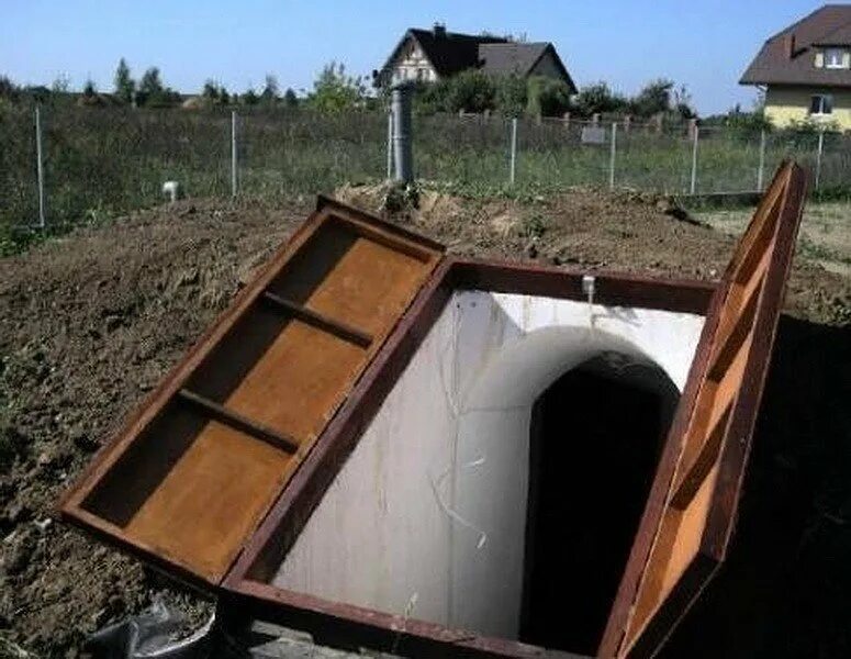 Погреб на даче зимой. Погреб на дачном участке. Наружный погреб. Хранилище для овощей на даче. Уличный погреб.