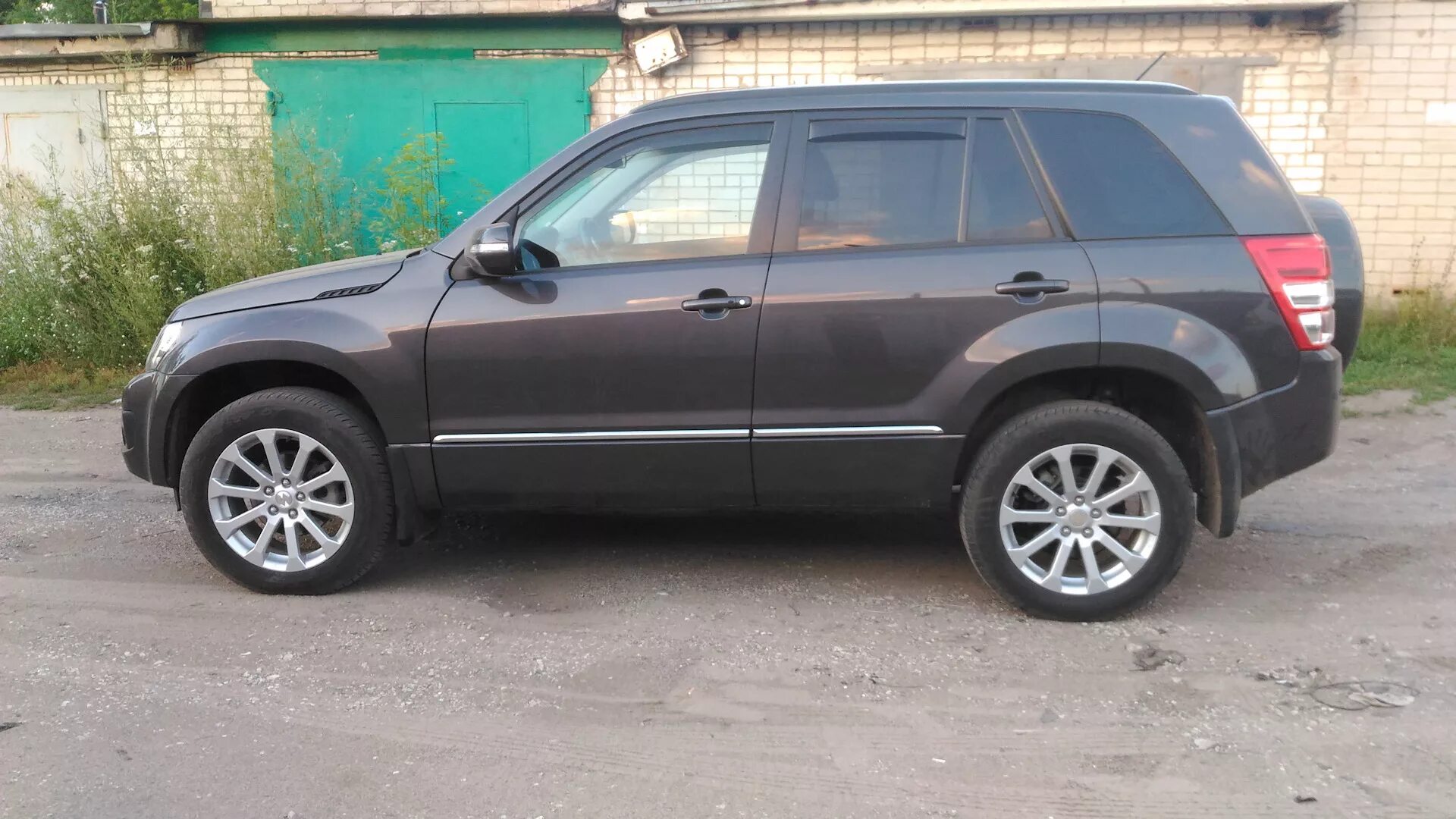 Suzuki vitara колеса. Suzuki Grand Vitara r18. Гранд Витара r18. Колеса Сузуки Гранд Витара r17. Suzuki Grand Vitara r19.