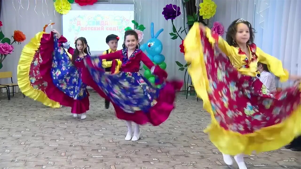 Цыганочка в детском саду. Цыганский танец для детей в детском саду. Танец цыганок в детском саду. Цыганка на утреннике в детском саду. Танец цыганок в детском саду.