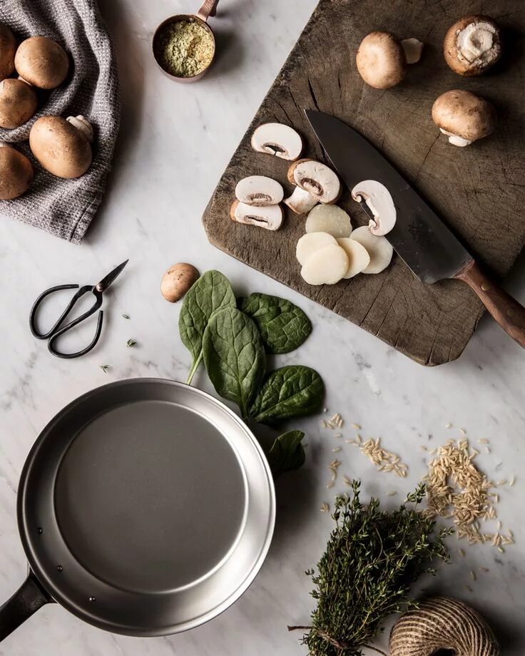 Тарелка с едой вид сверху. Стильная еда. Красивая еда. Ресторанные блюда вид сверху. Еда лай.