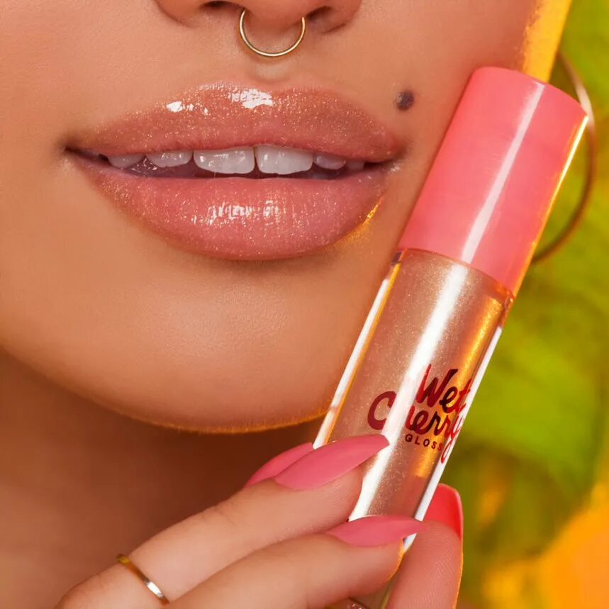 Белый блеск для губ. Lip gloss блеск для губ. черри липс. блеск для губ на вайлдберриз. блеск для губ с кисточкой.