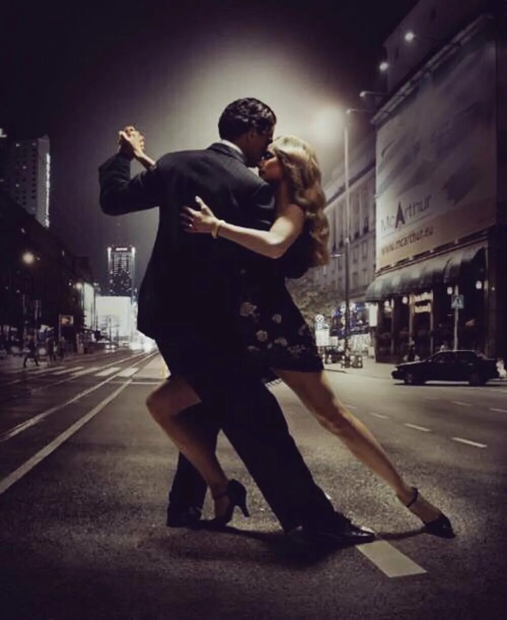 Парень и девушка танцуют. Пара танцует. Танцующая пара на улице. Танго танец.