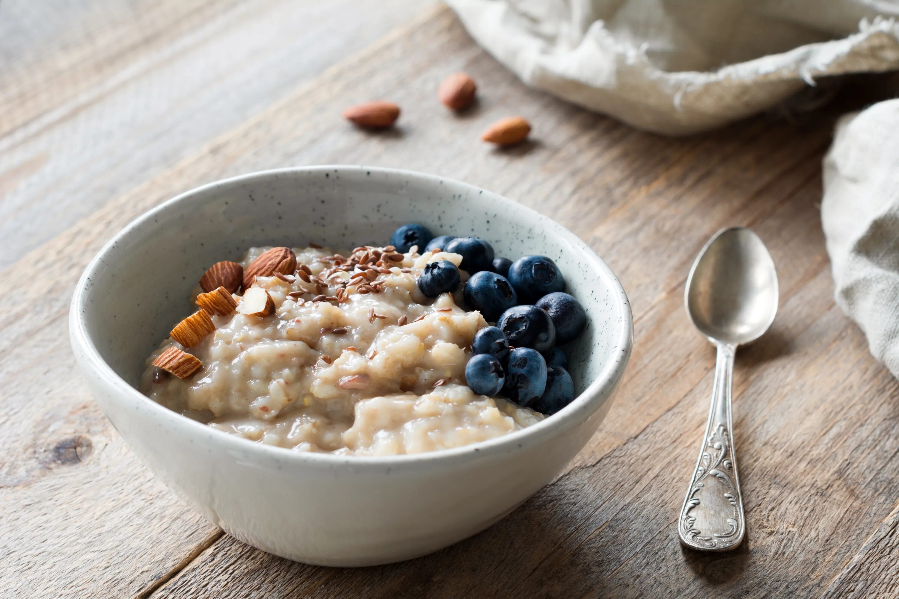 Поридж геншин. Have porridge for breakfast. Каша овсяная сверху. Здоровый завтрак. Овсянка с ягодами.