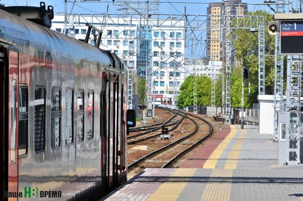 Поезд ростов сальск. Перрон вокзал Ростов. Ростовский ЖД вокзал перрон. Электричка Ростов Сальск. Пригородный поезд.