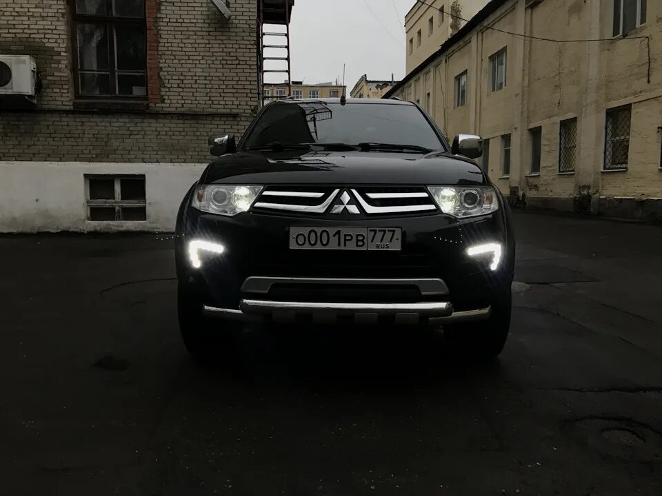 Ходовые огни на Паджеро спорт 2. ДХО Mitsubishi Pajero Sport 2. DRL Pajero Sport 2. Митсубиси Паджеро спорт 2 дневные ходовые огни.