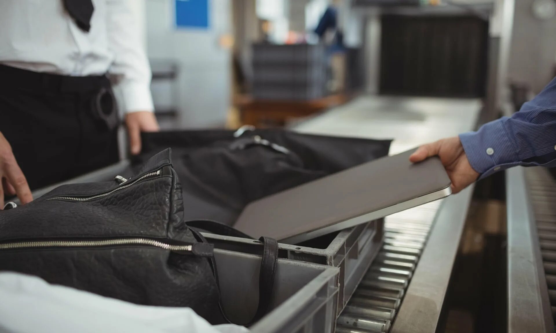 Ноутбук в самолет досмотр. Ноутбук в ручной клади. Ноутбук в чемодане в самолете. Упаковывает ноутбук в чемодан. Ручная кладь ноутбук можно брать