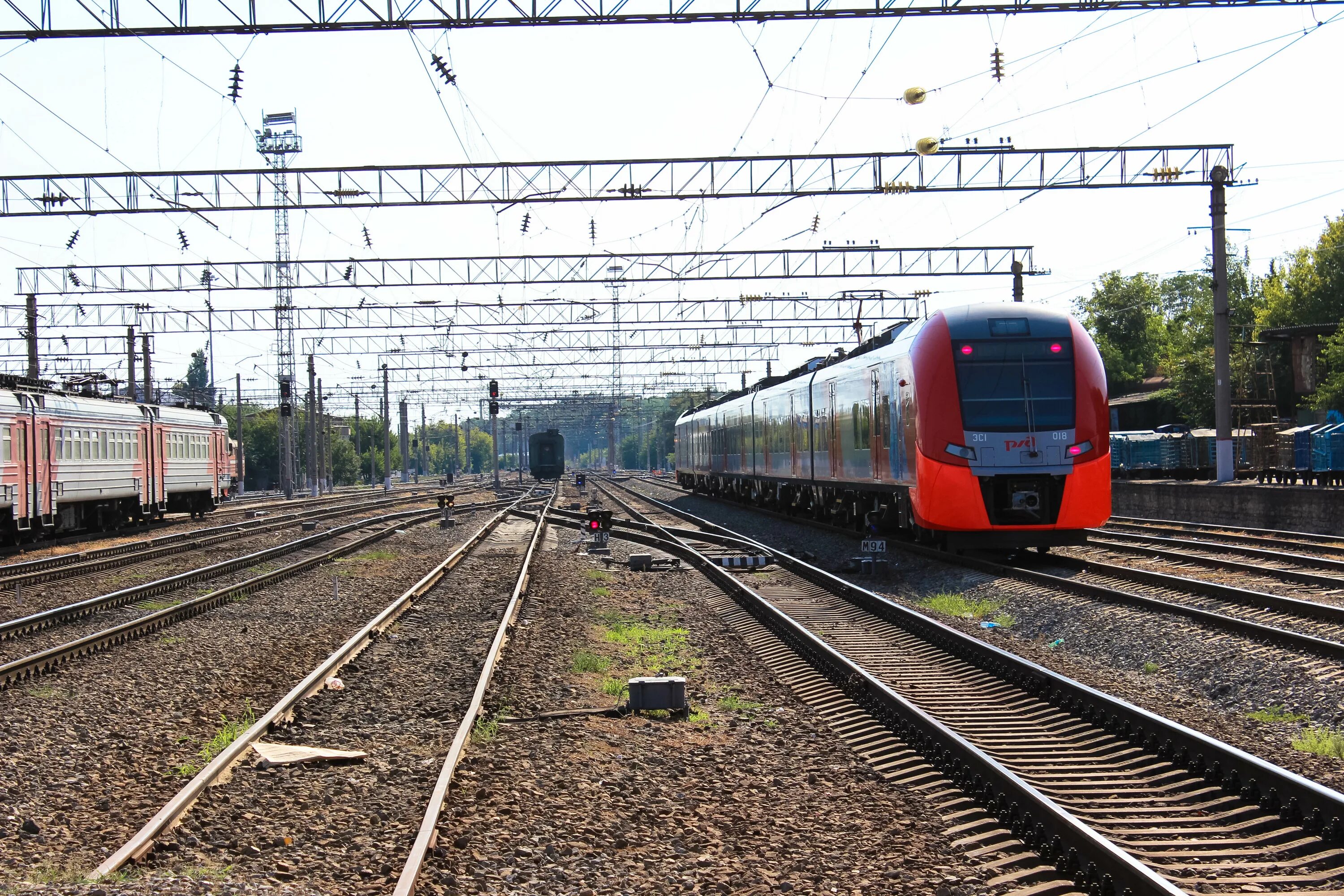 железнодорожная станция кубань. новые поезда в крым. поезд ласточка сочи. пригородный поезд кубань сочи краснодар. новый электропоезд.