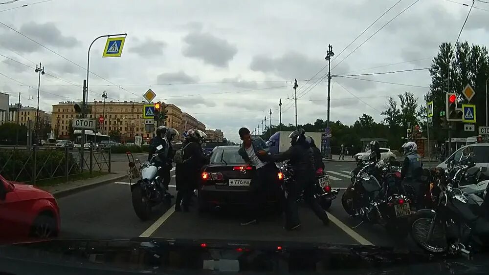 Probationary outlaws mc. Драки байкеров. Байкеры вне закона. Иншаков на мотоцикле против киллера. Драки байкеров.