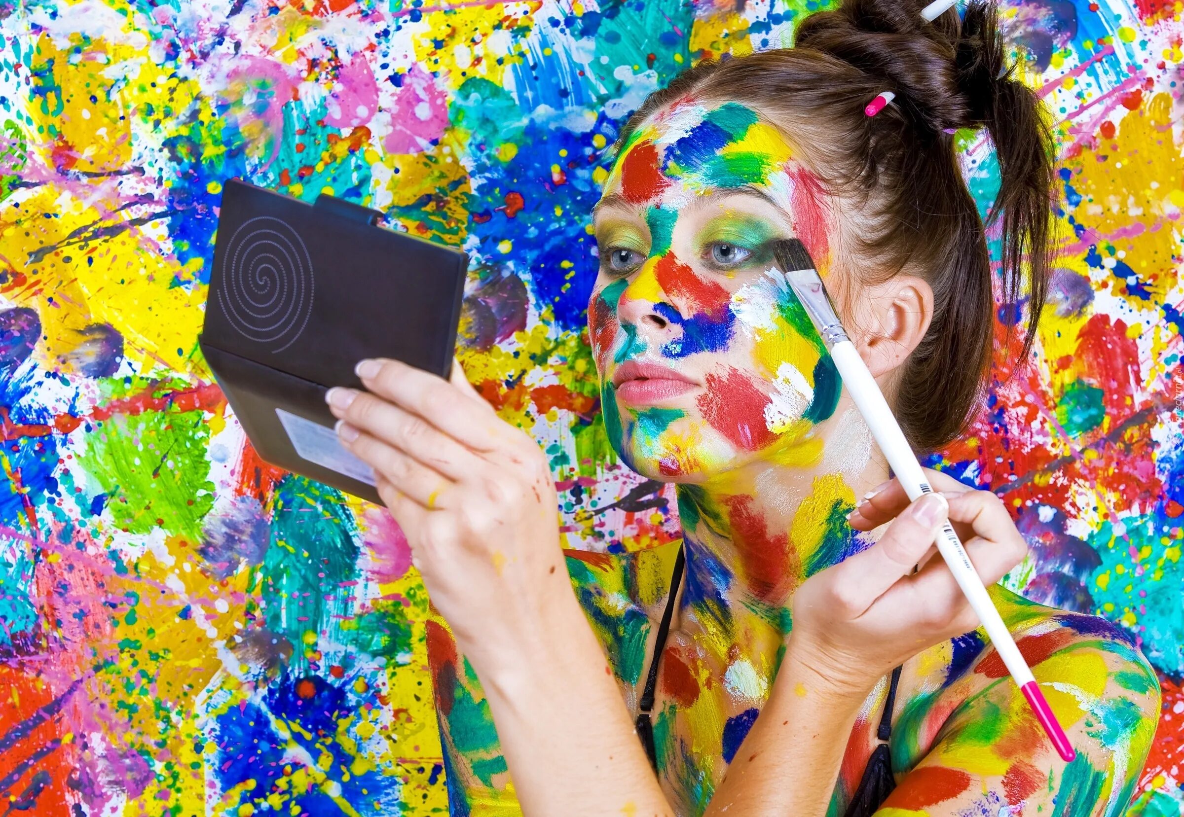 яркие картинки. рисовать красками. франсуаза нилли стиль. креативный портрет. фотосессия с красками.