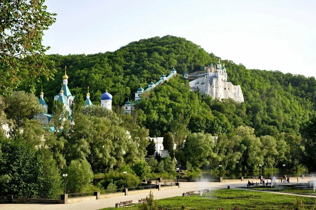 Свято успенский святогорский. Святогорский Свято-Успенский монастырь Псков. Святогорский Успенский монастырь (Пушкинские горы). Святогорский Успенский монастырь Псков. Свято Успенский Лавра Святогорск.