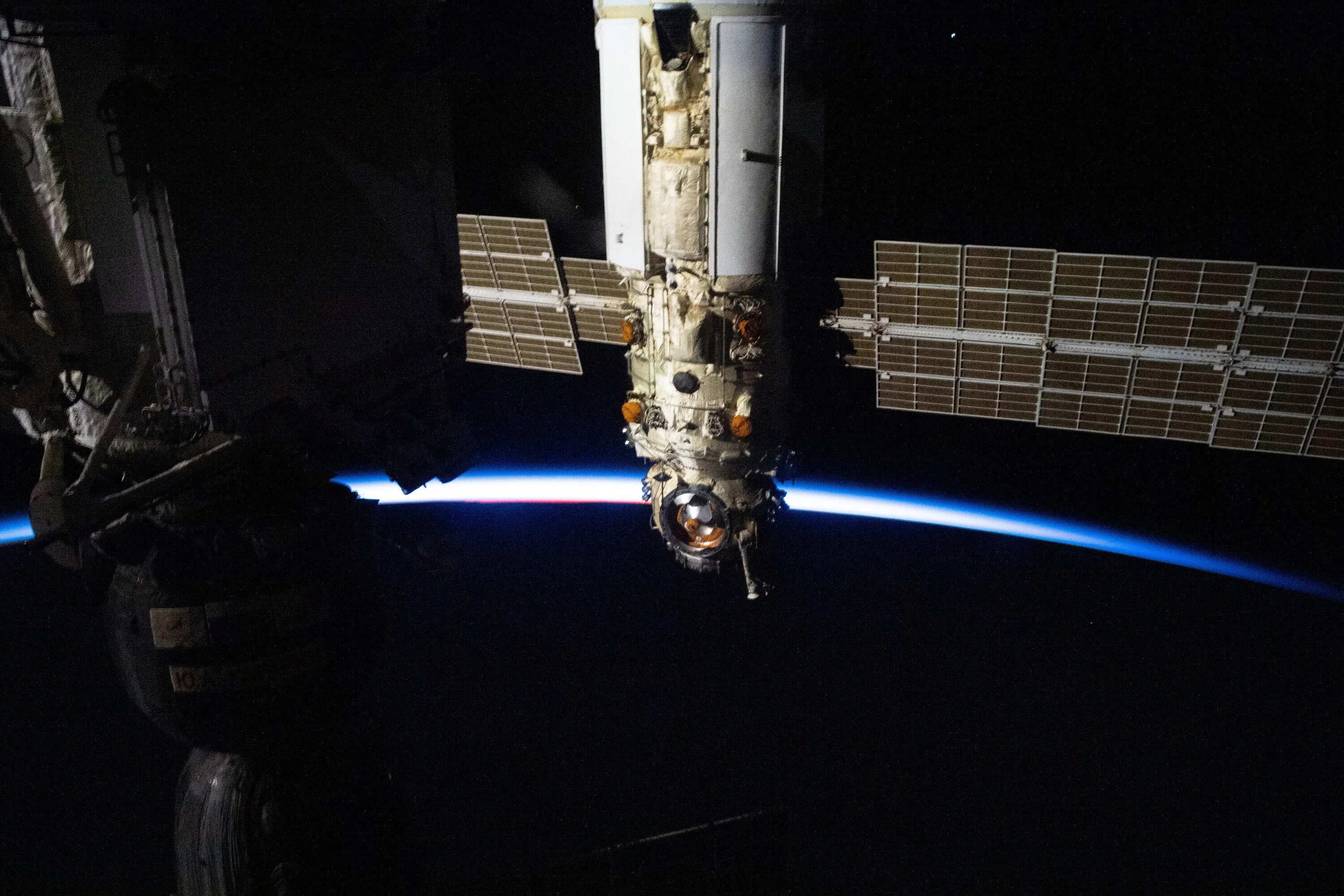 модуль наука внутри. кво мкс 65. советские плакаты про науку. плакаты советский союз наука. мкс перестыковка модуля гармония фото.