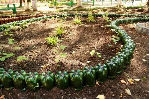 Клумба из бутылок