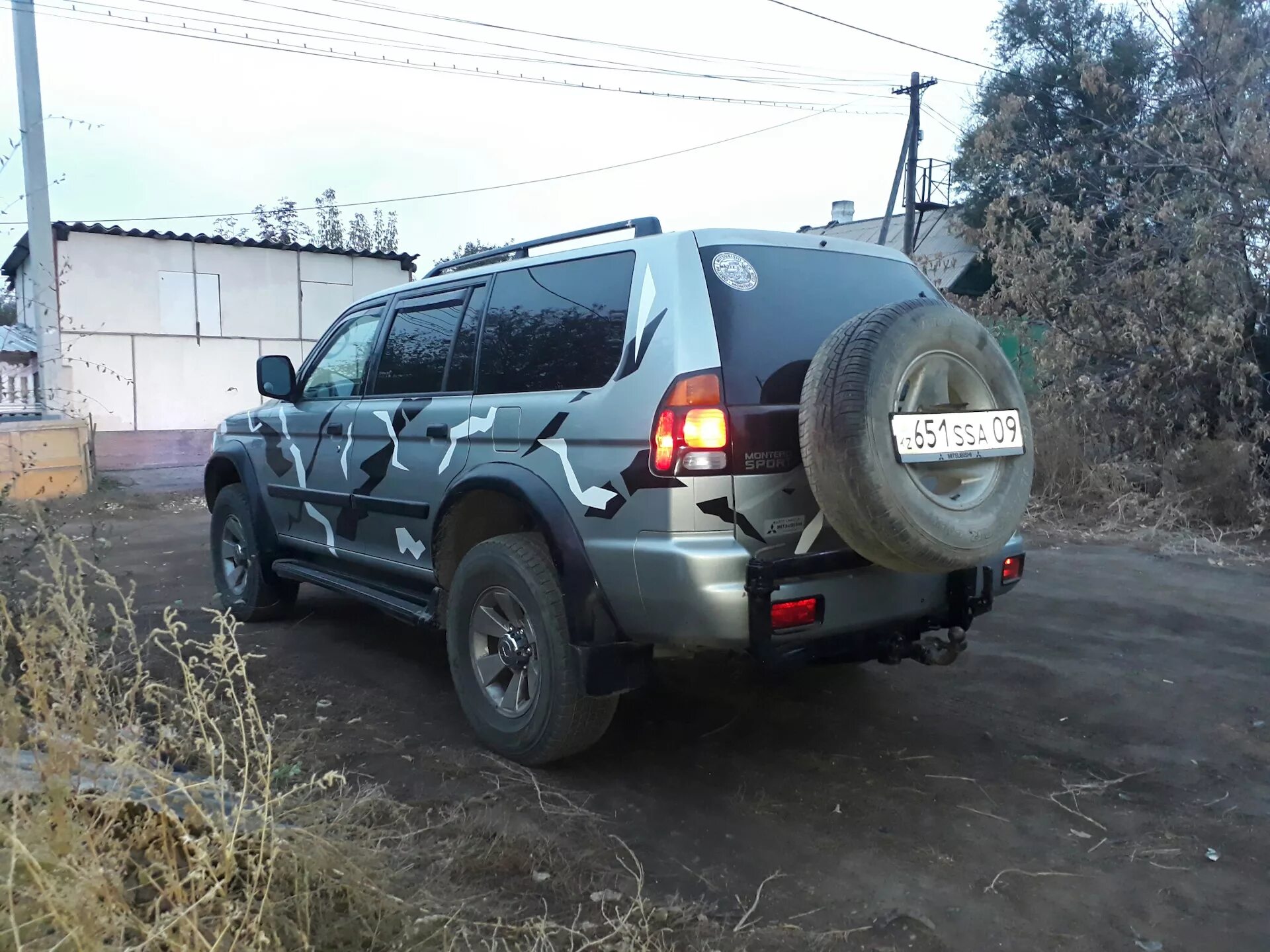 Калитка запаски pajero sport 1. Калитка на митсубиси паджеро спорт 1. Калитка запасного колеса mitsubishi pajero sport 1. Калитка для запаски паджеро спорт 2. Запаски паджеро спорт.
