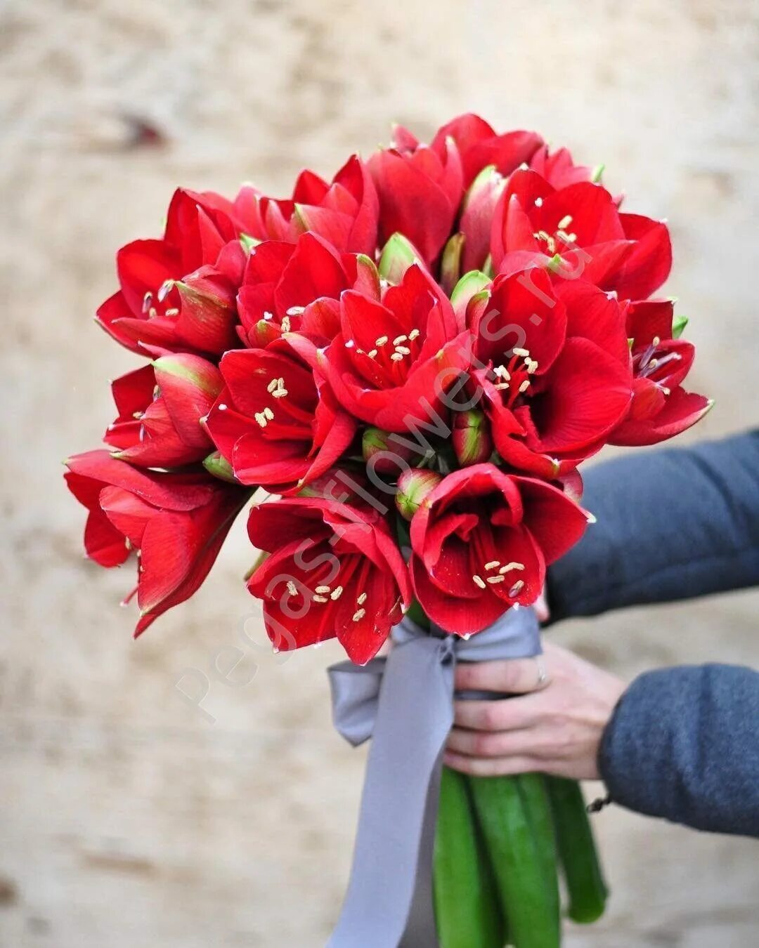 27 Pretty Christmas Flower Arrangements You Can Make at Home Christmas flower ar