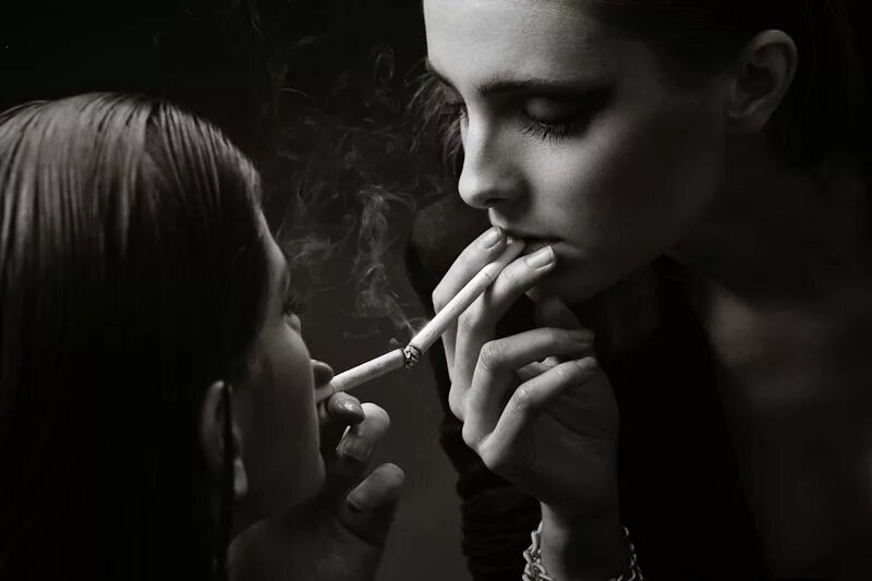 Подруги курят. Курящие парень и девушка. Две курящие девушки. Девушка с сигаретой. Две курящие девушки.