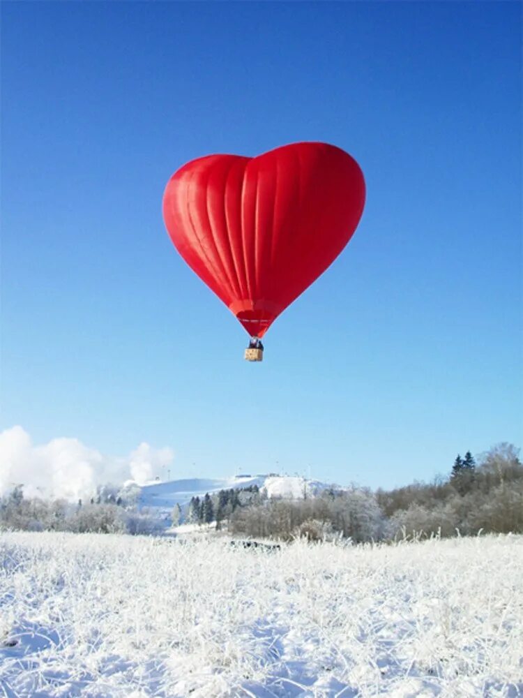 Воздушные шарики зимой. Воздушный шар «сердце». Воздушный шар сердце полет. Воздушный шар с корзиной сердце. Воздушный шар в форме сердца.