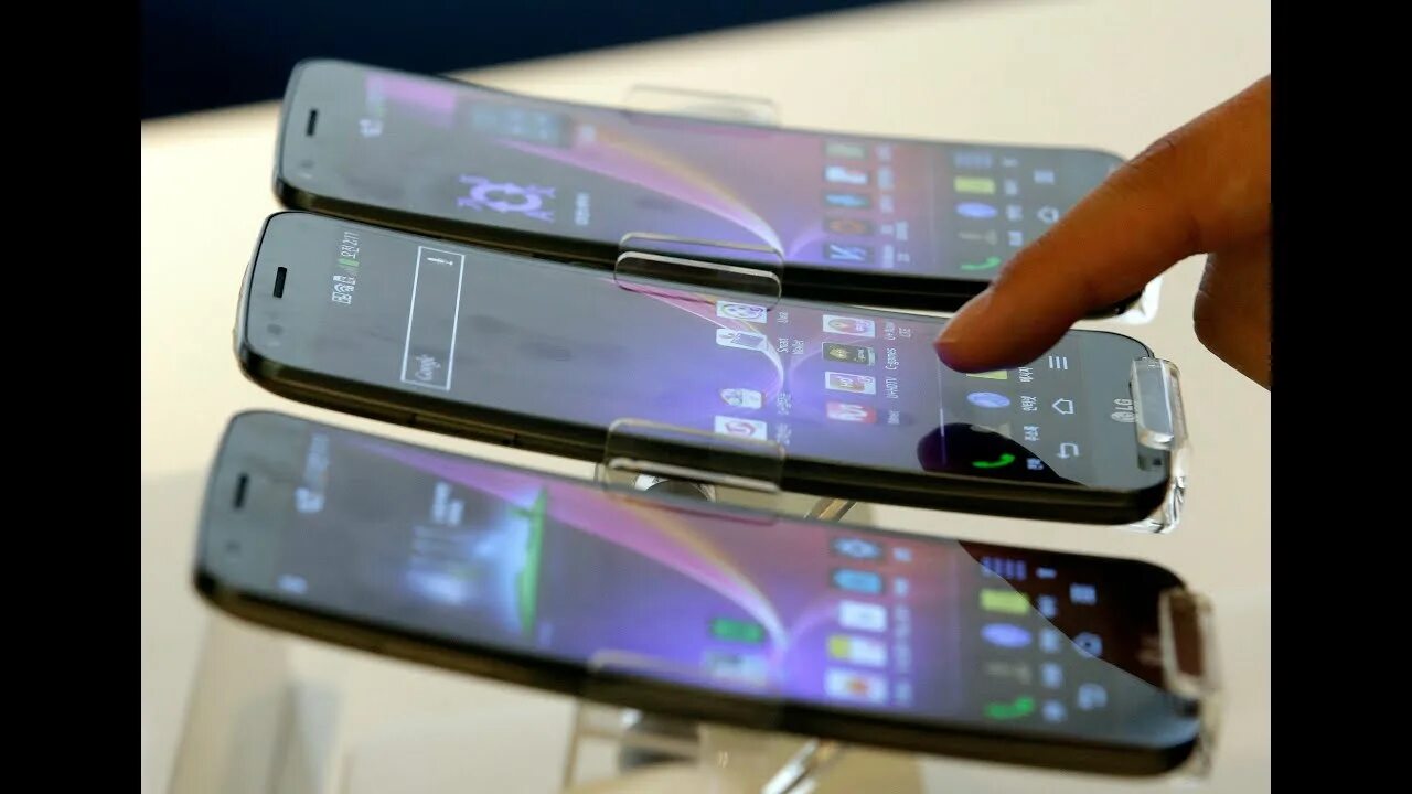 Гнущий смартфон. Смартфон с изогнутым экраном 2025 модели. смартфоны изогнутый экран 2025. смартфон будущего. смартфон с выпуклым экраном.