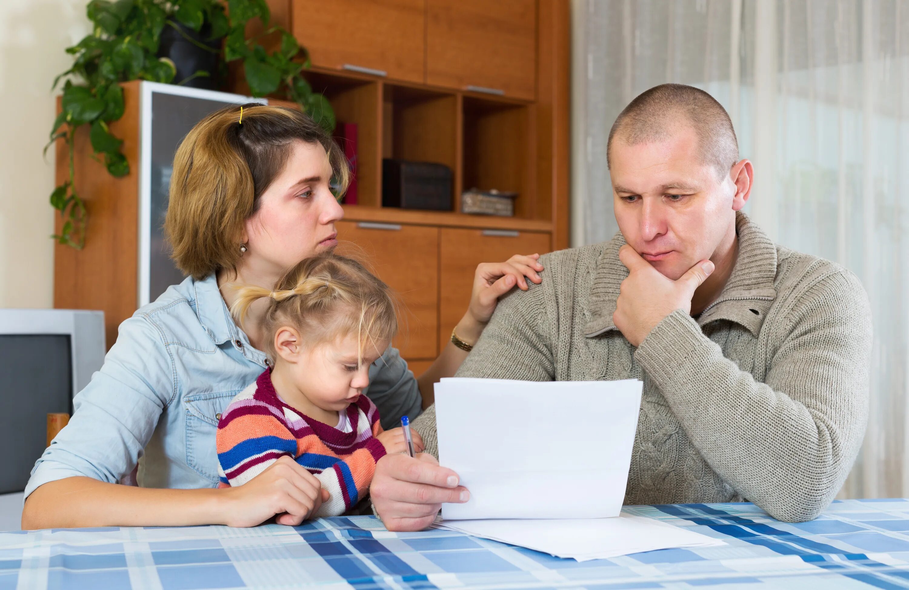 Родительское опекунство. Алименты. Расстроенные родители. Родители расстроены фото. Обсудить родителями фото.