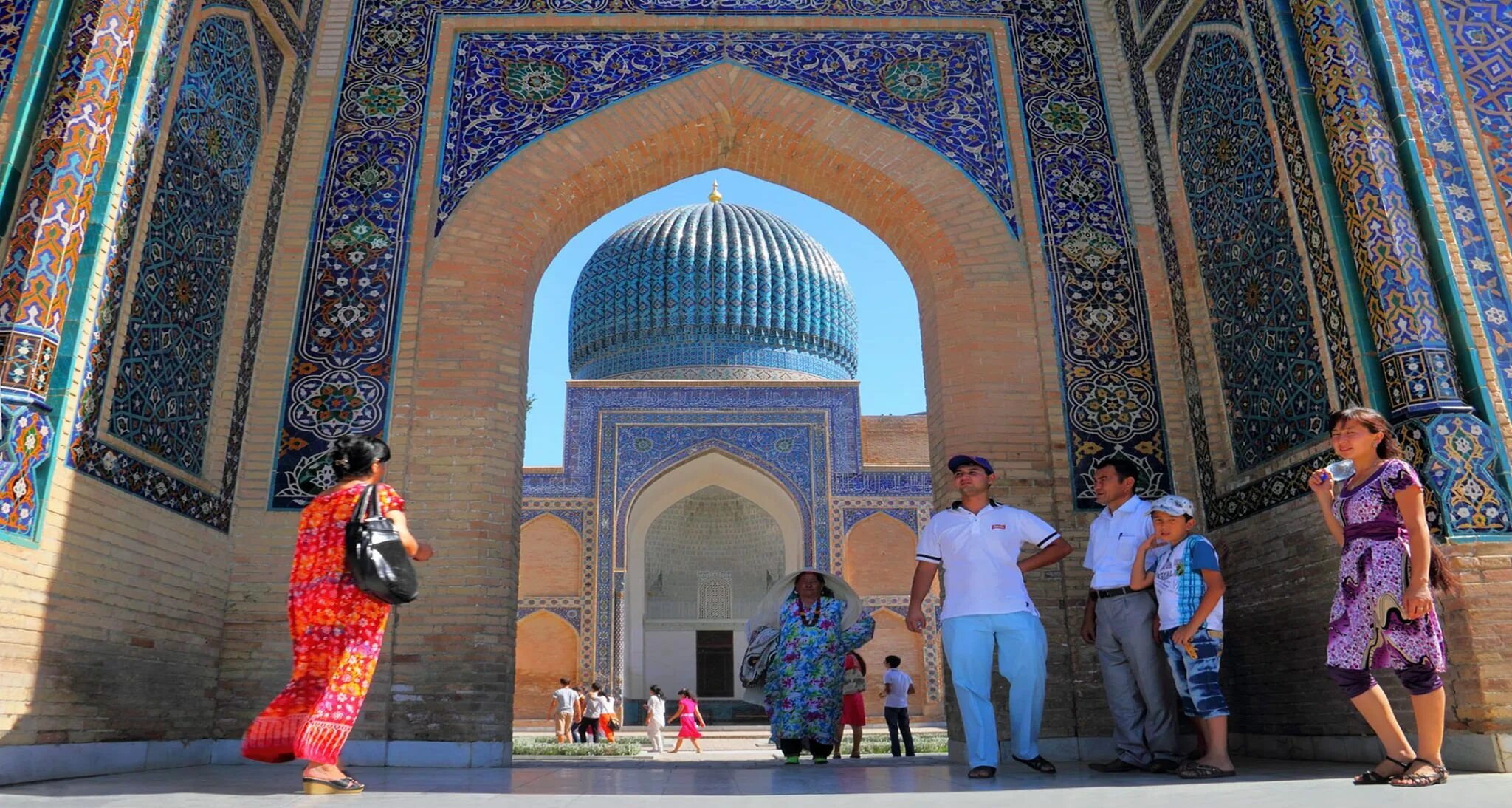 Туристы в Самарканде. Мечеть в Бухаре. Узбекистан. Самарканд город в Узбекистане население. Время в узбекистане по сравнению