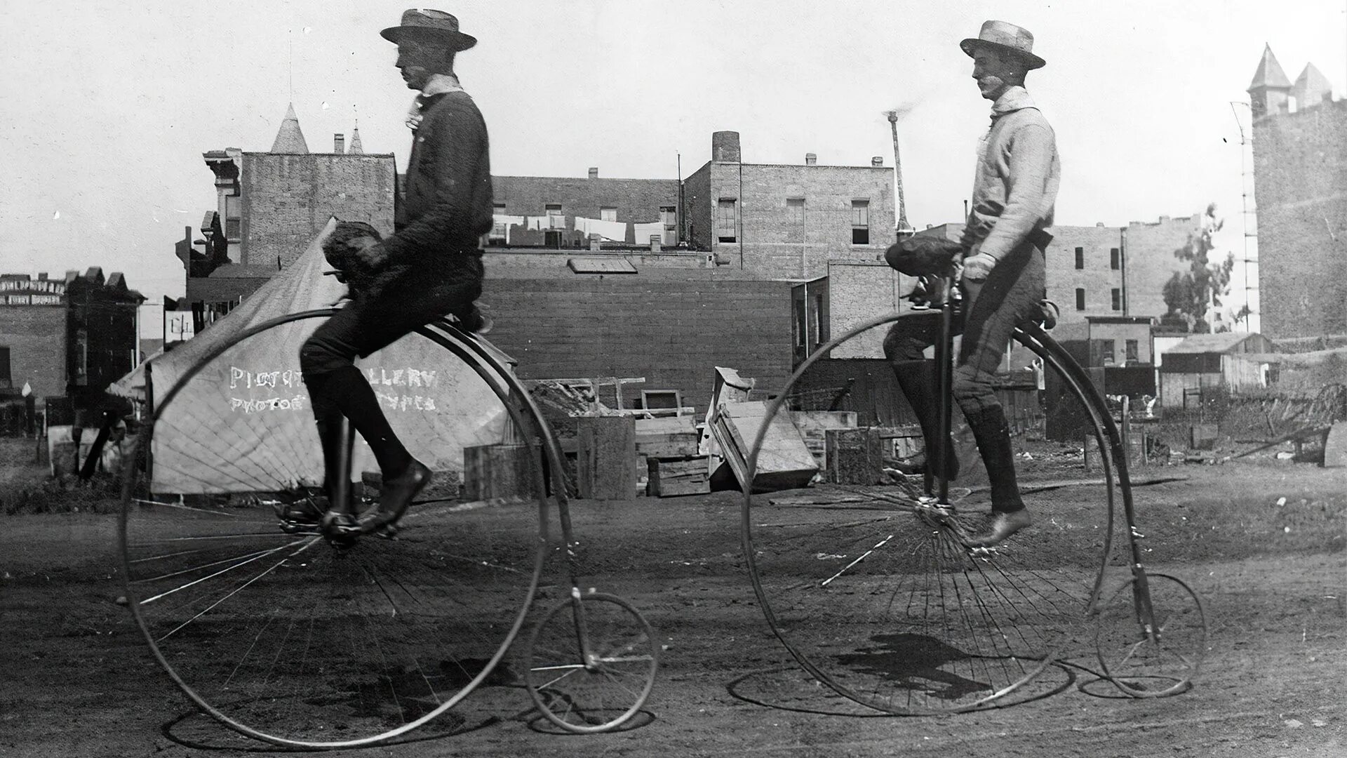 Изобретения человека 20 века. Велосипед пенни фартинг 19 века. Велосипед изобретение 19 века. Велогонка 1883 год. Пенни фартинг велосипед 1886 года.