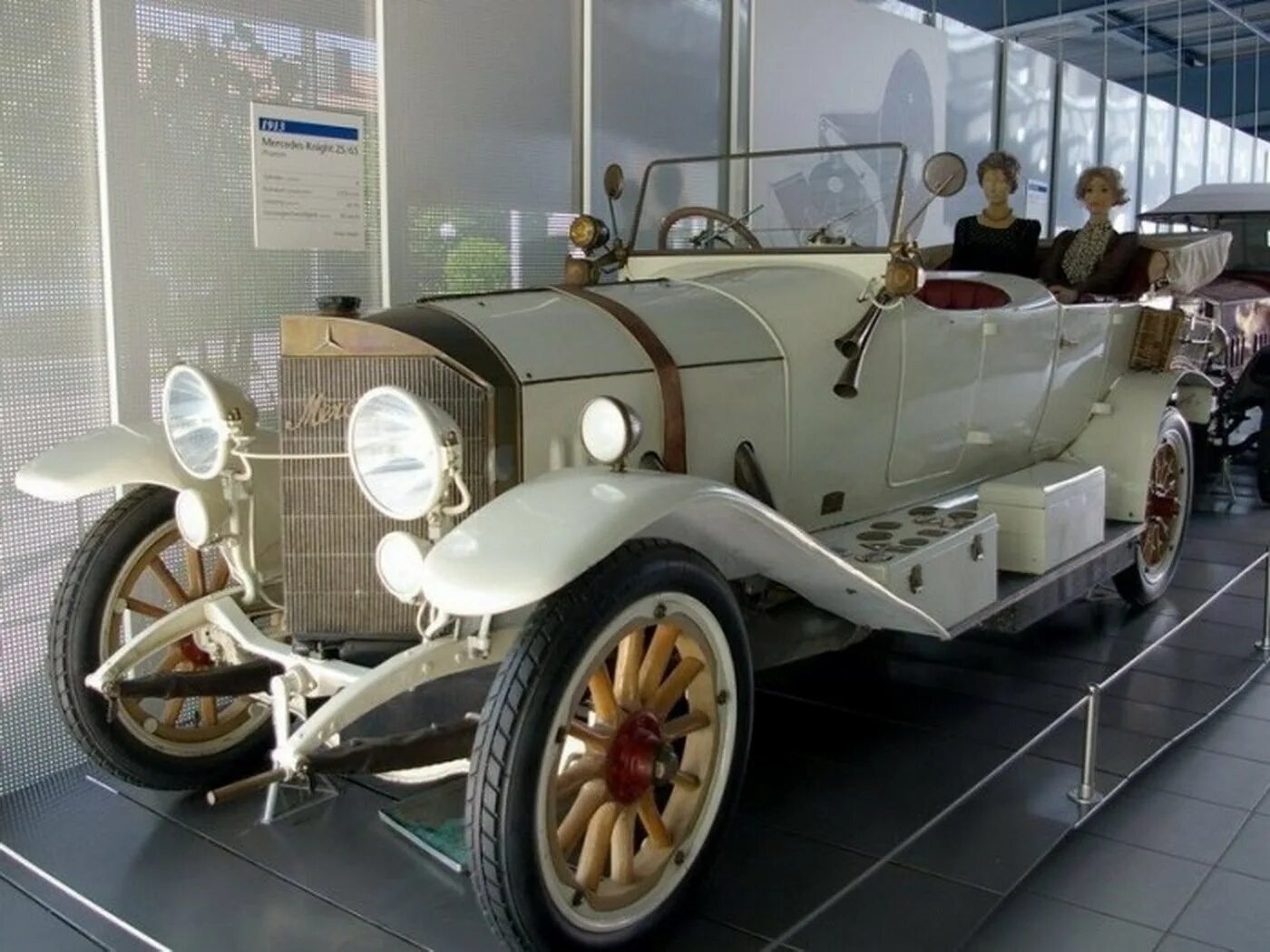 Выпущен первый в мире. Mercedes Benz 1910. Mercedes Benz 1901. Mercedes Benz 1913. Первый автомобиль Мерседес 1899.