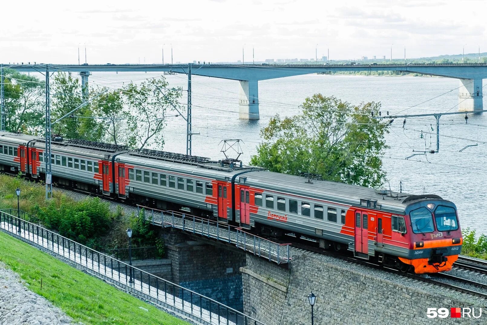 пермский институт железнодорожного транспорта пермь. пермский институт железнодорожного транспорта пермь. поезд москва. пермский железнодорожного транспорта. железнодорожный колледж пермь.