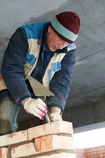 Два каменщик укладывают плиткой