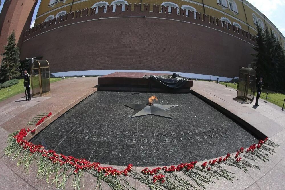 Почему мемориал могила неизвестного солдата имеет важнейшее. Мемориал могила неизвестного солдата в Москве. Мемориальный архитектурный ансамбль могила неизвестного солдата. Мемориальный комплекс неизвестному солдату в Москве. Неизвестный солдат памятник в Москве.