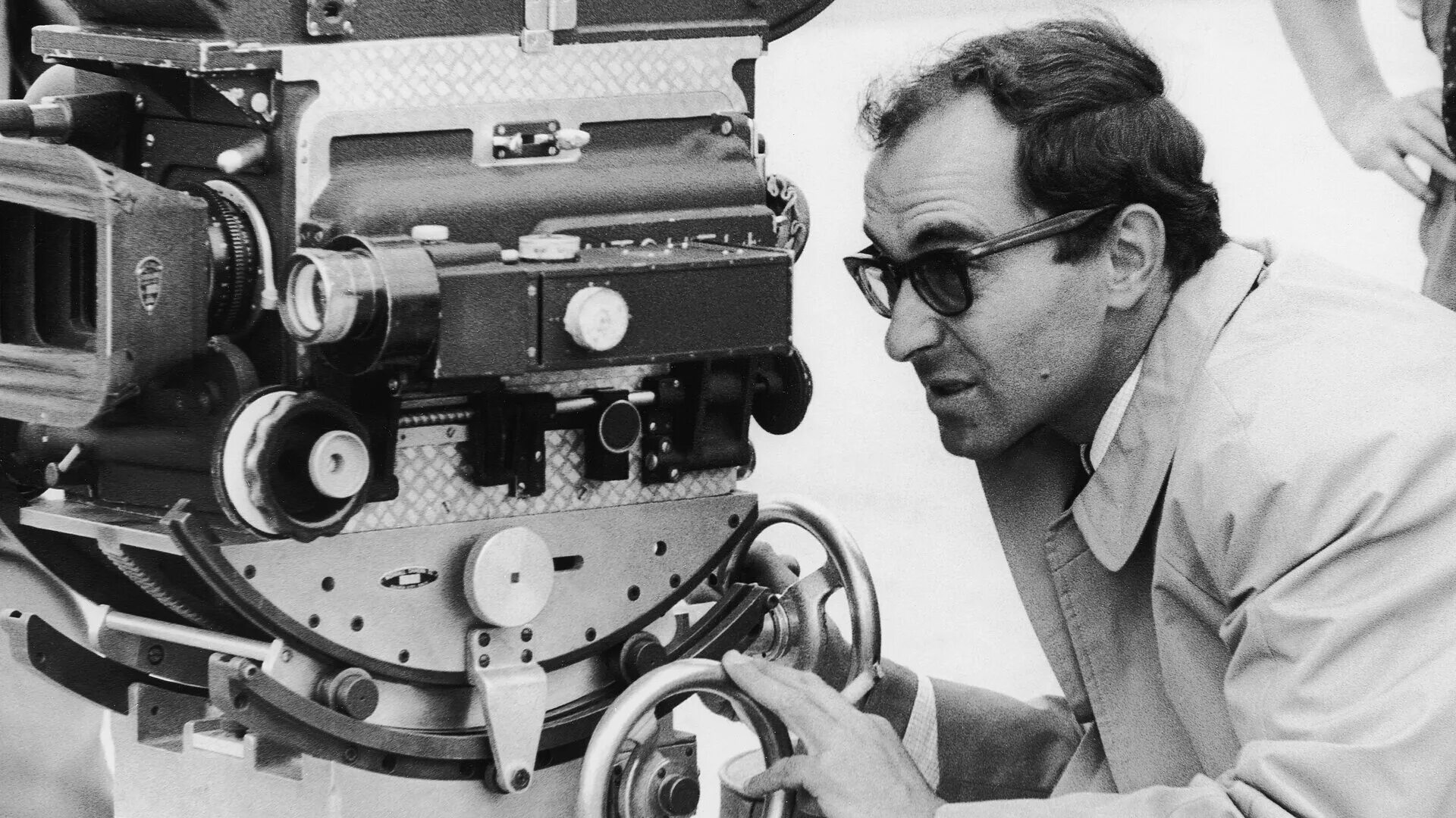 Режиссер х. Кристофер дойл оператор кадры. Ридли скотт на съемках. Карен шахназаров кинорежиссёры россии. Режиссер х.