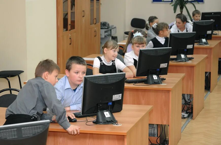 Школу в россии заканчивают. Школьники за компьютерами в классе. Ученик за компьютером. Компьютер в школе. Школьники на информатике.