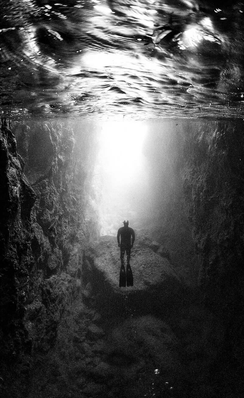 Черная живет в воде. Под водой. Темные глубины. Вода и человек.