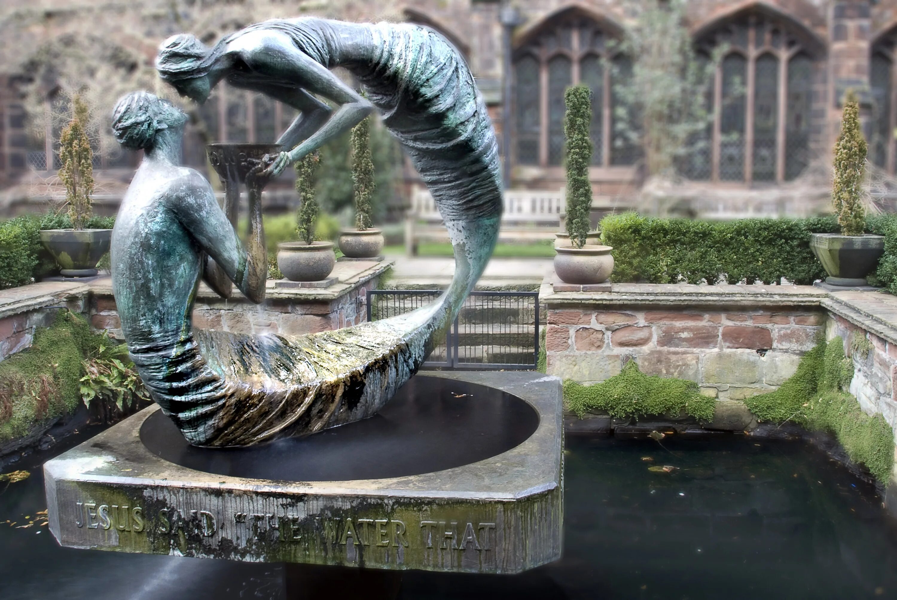 Со статуей. Сад скульптур (Брэнкстон, Великобритания). Фонтанная статуя Русалка. Современная Парковая скульптура.
